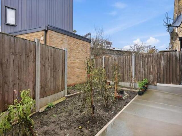Maisonette for sale in Northwood, Greater London