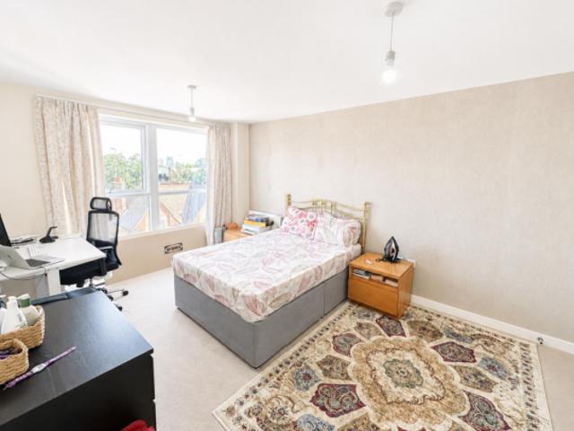 Flat for sale in North Watford, Hertfordshire