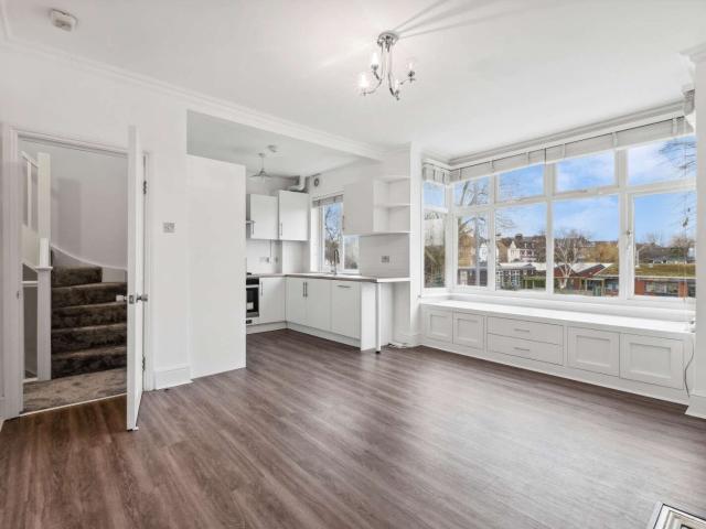 Apartment for rent in Summerstown, Greater London