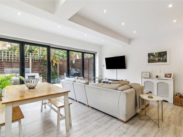 Apartment for rent in Earlsfield, Greater London