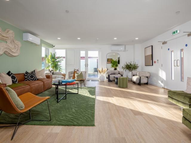 Apartment for rent in Blackhills, Surrey