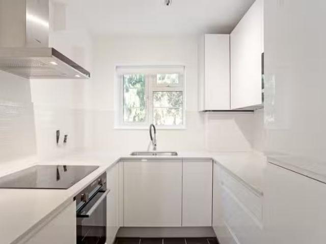 Apartment for rent in Blackhills, Surrey