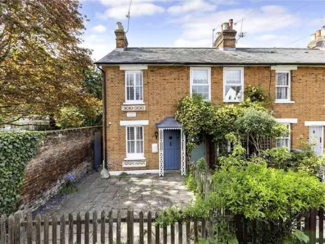 Apartment for rent in Row Town, Surrey