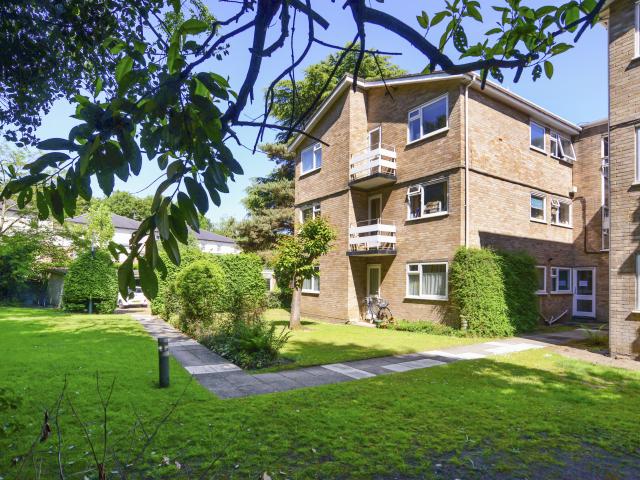 Apartment for rent in Blackhills, Surrey