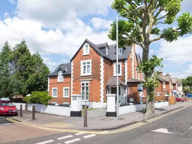 Apartment for rent in Grove Park, Surbiton