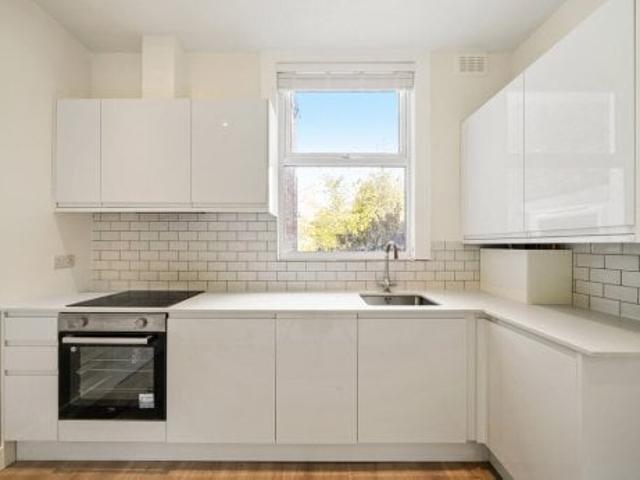 Apartment for rent in Queen's Park, Greater London