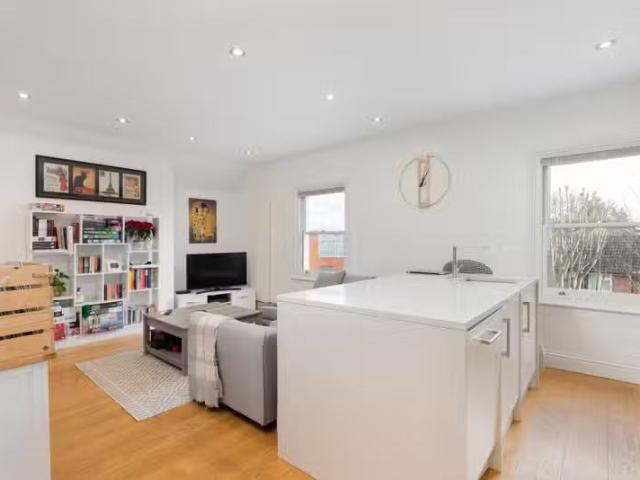 Apartment for rent in London Borough of Merton, Raynes Park