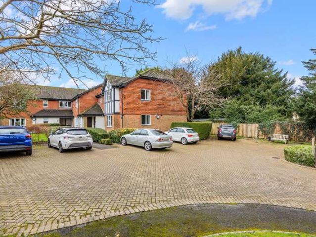 House for sale in Hillview, Surrey