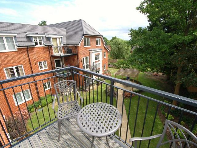House for sale in Heol-las, Surrey