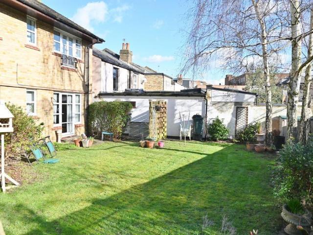Flat for sale in Strawberry Hill, Greater London