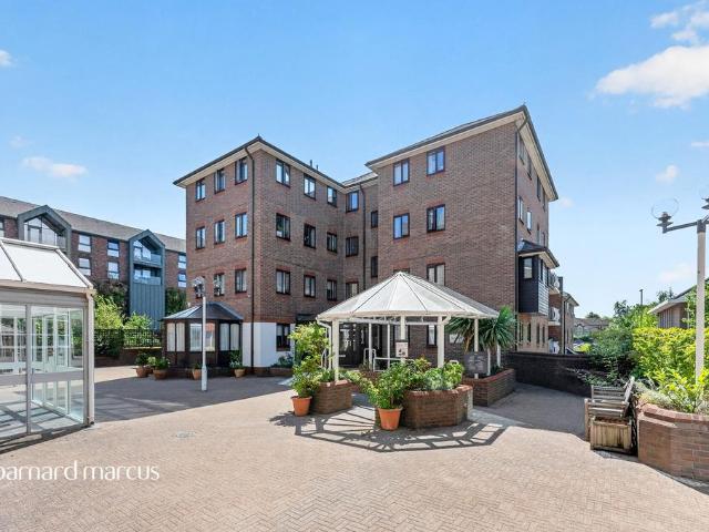House for sale in Woodcote, Epsom
