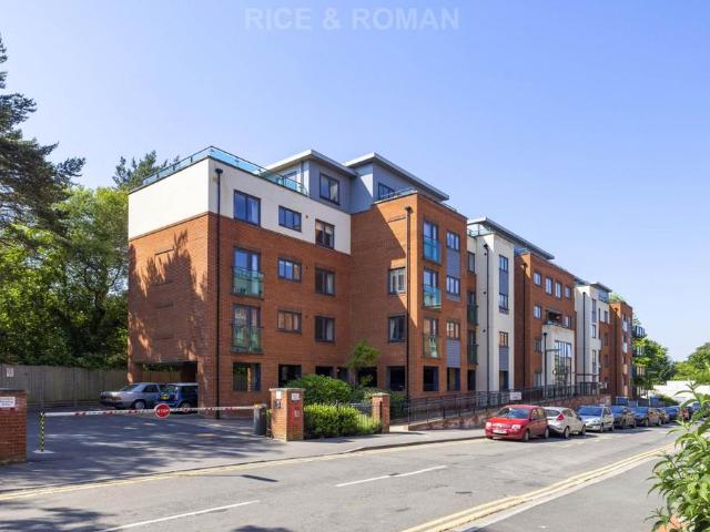 House for sale in Heol-las, Surrey
