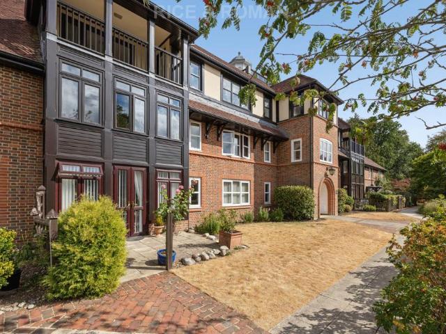 House for sale in Heol-las, Surrey