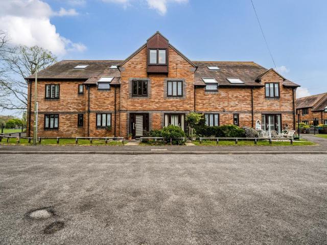 Flat for sale in Berrick Salome, Oxfordshire
