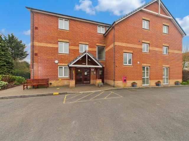 Flat for sale in Stanford-le-hope, Essex