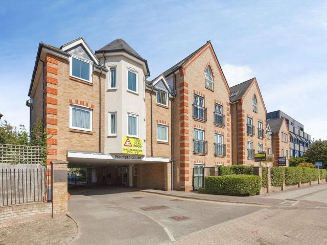 House for sale in Broom Hill, Greater London