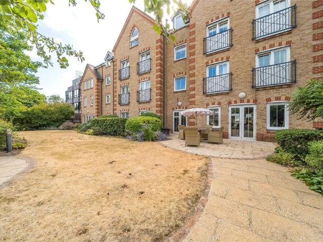 House for sale in Broom Hill, Greater London