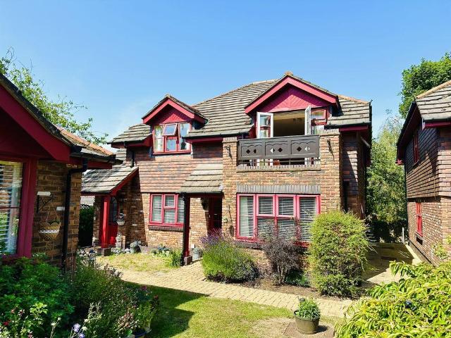 House for sale in Woodcote, Epsom