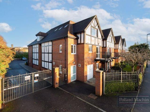 House for sale in London Borough of Croydon, Sanderstead