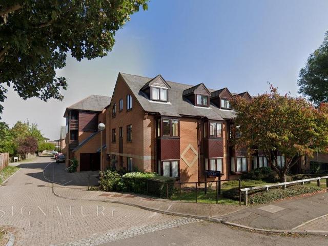 Flat for sale in Batchworth, Hertfordshire