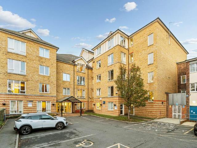 House for sale in London Borough of Hounslow, Cat Hill