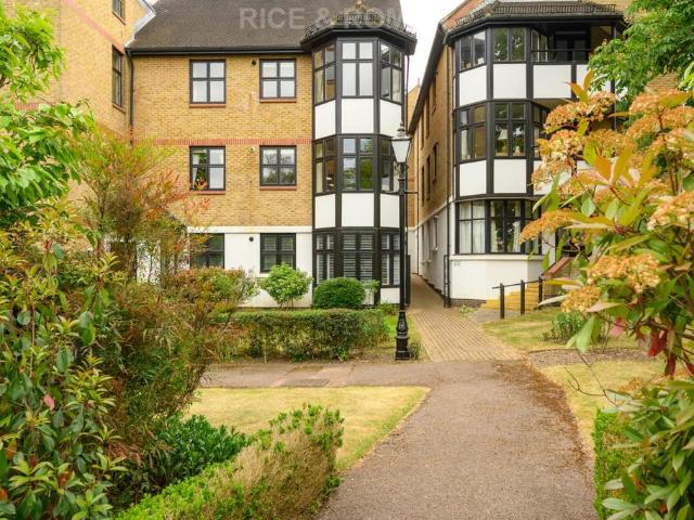 House for sale in Lower Green Esher, Blackhills