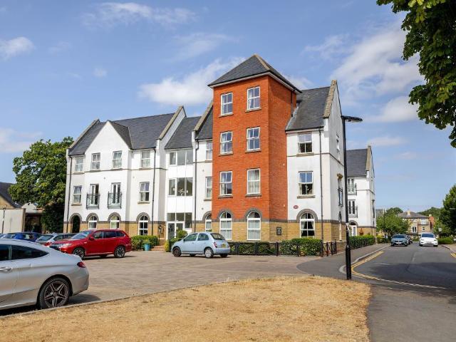 House for sale in Caterham on the Hill, Hillview