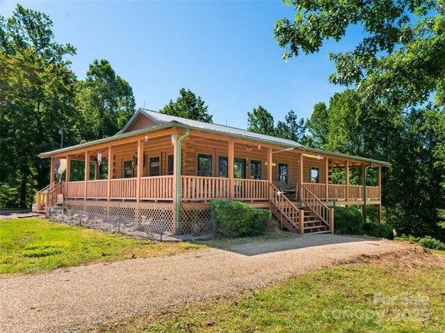 House for sale in Saluda