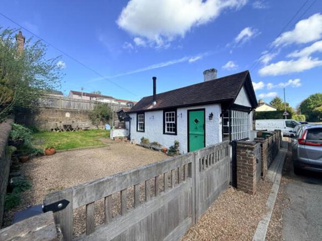 Bungalow for rent in Sandown Park, Kent