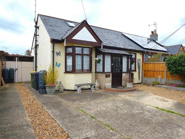 Bungalow for sale in Stroud Green, Barling