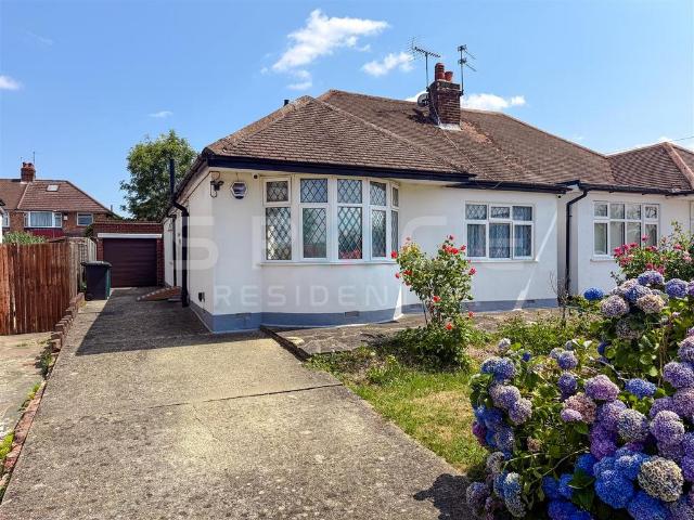 Bungalow for sale in Broadfields, Greater London