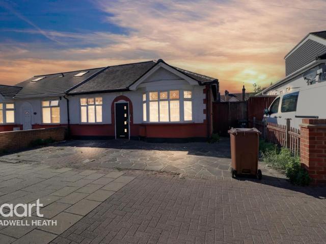 Bungalow for sale in London Borough of Barking and Dagenham, Greater London