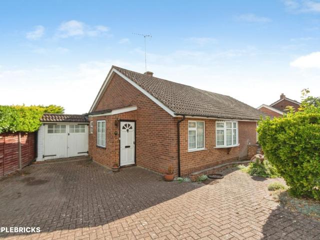 Bungalow for sale in Heol-las, Surrey