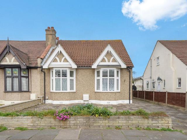 Bungalow for sale in Seven Kings, Greater London