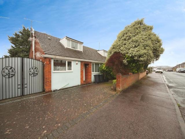 Bungalow for sale in Spring Park, Luton