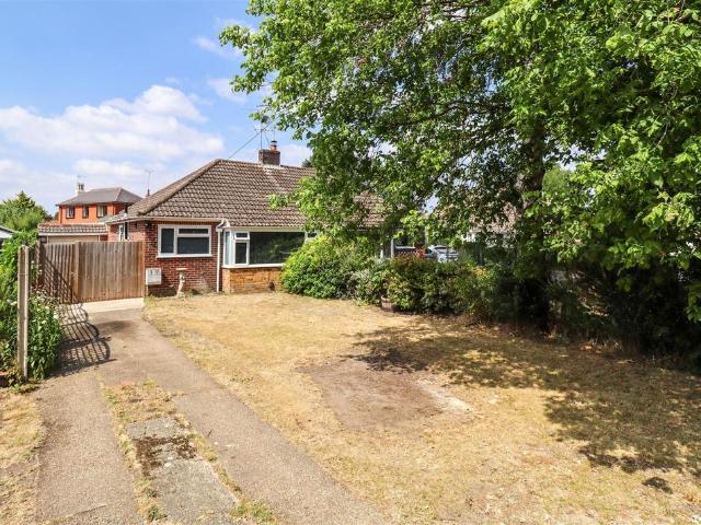 Bungalow for sale in Fleet, Hart