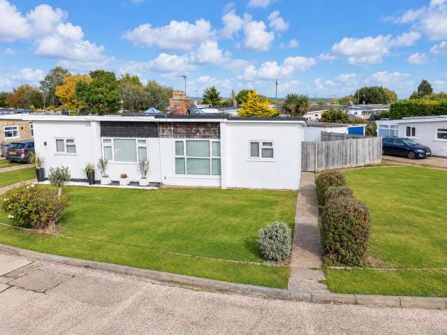 Bungalow for sale in Beachlands, Wealden