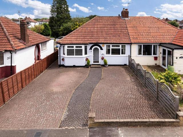 Bungalow for sale in Barnehurst, Greater London