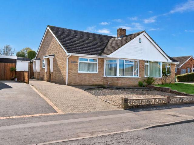 Bungalow for sale in Allington, Midway