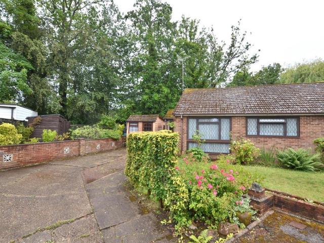 Bungalow for sale in Fleet, Hart