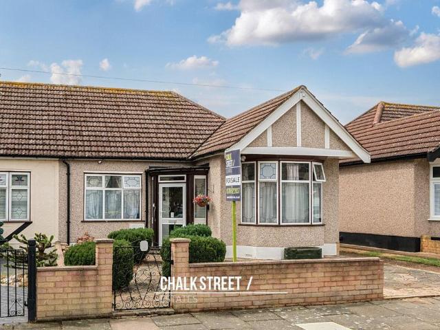 Bungalow for sale in Hornchurch, Greater London