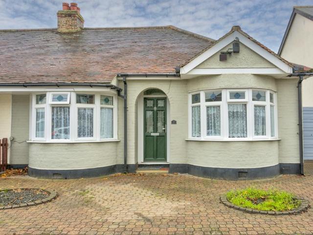 Bungalow for sale in Rainham, Greater London