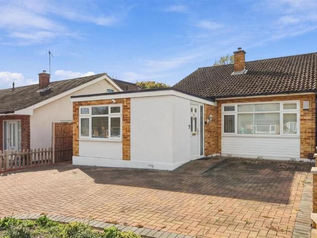 Bungalow for sale in Kings Hill, East Hertfordshire