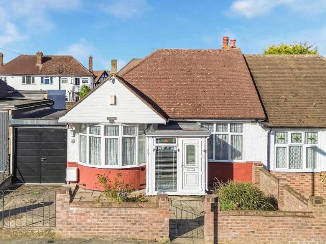 Bungalow for sale in London Borough of Ealing, Greenford