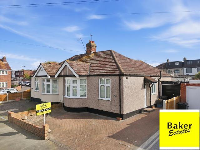 Bungalow for sale in Hainault, Greater London