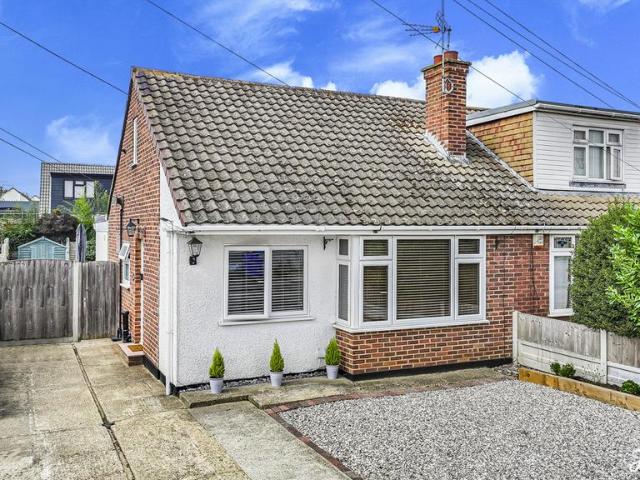 Bungalow for sale in Stroud Green, Barling