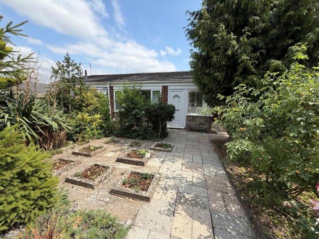 Bungalow for sale in Cliff Hill, Green Close