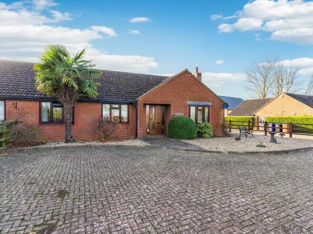 Bungalow for sale in Holwell, King's Walden