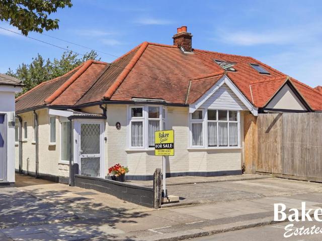 Bungalow for sale in Hainault, Greater London