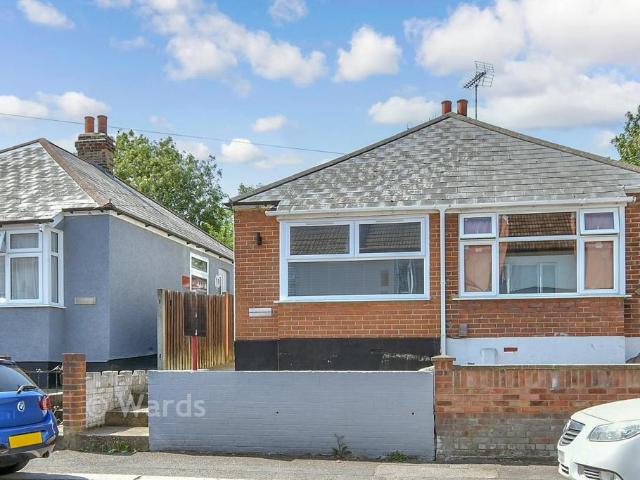 Bungalow for sale in Luton, Chatham